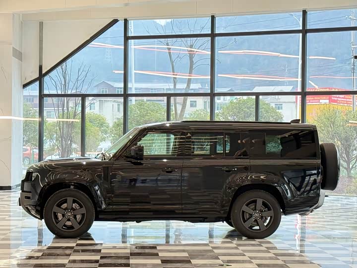 Land Rover Defender 2025 2025款 130 3.0T P400 七座奢享版