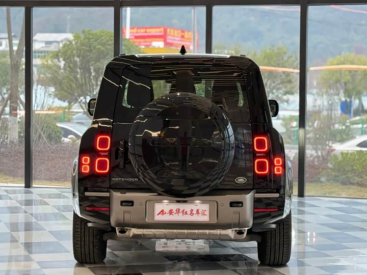 Land Rover Defender 2025 2025款 130 3.0T P400 七座奢享版