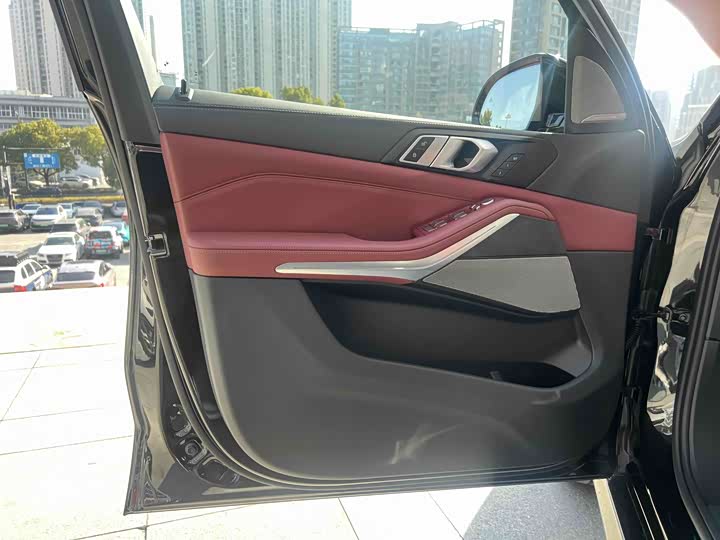 BMW X5 2026 2026款 xDrive 30Li 尊享型M运动曜夜套装