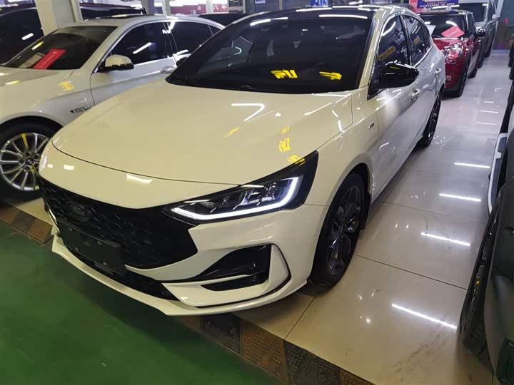 Ford Focus 2022 2022款 三厢 EcoBoost 180 自动ST Line
