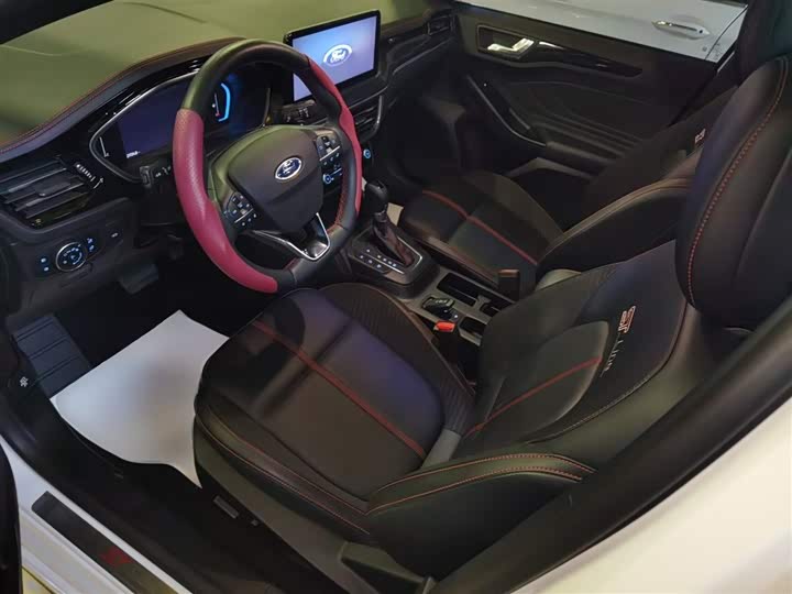 Ford Focus 2022 2022款 三厢 EcoBoost 180 自动ST Line