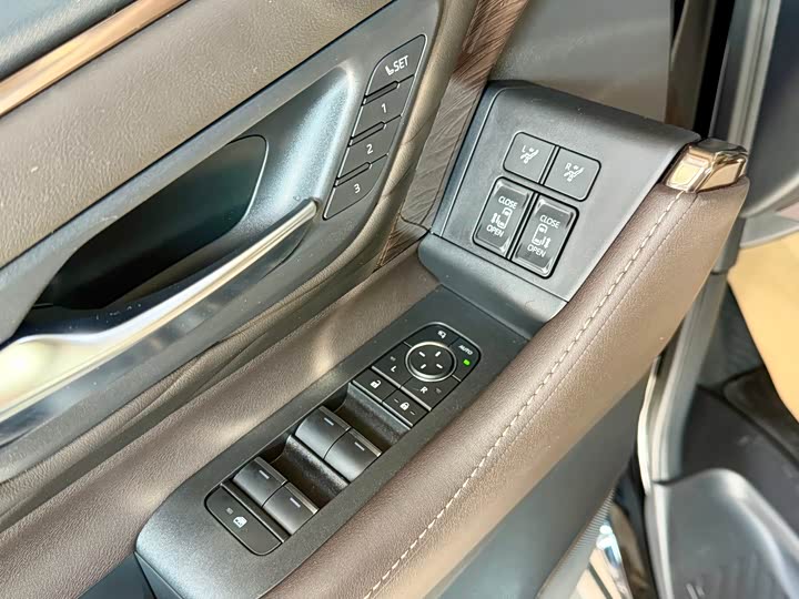 Toyota Alphard 2025 2025款 双擎 2.5L 臻享黄金版