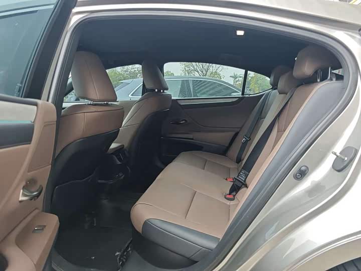 Lexus ES 2025 2025款 300h 臻享版