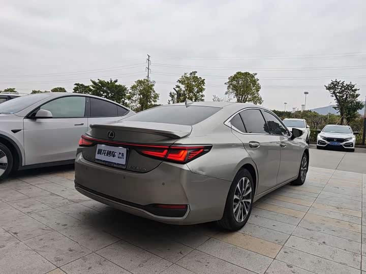 Lexus ES 2025 2025款 300h 臻享版
