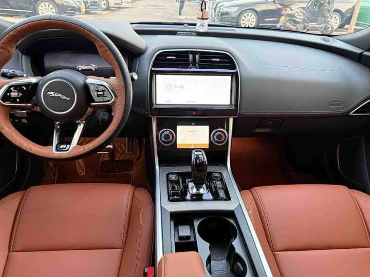 Jaguar XE L 2025 2025款 2.0T 250PS R-DYNAMIC 90周年典藏版