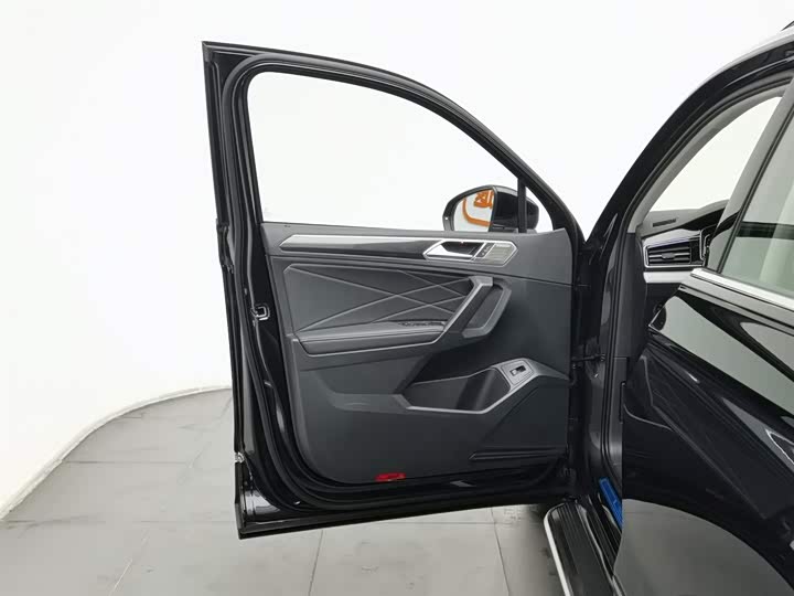 Volkswagen Tiguan L Pro 2025 2025款 出众款 300TSI 自动两驱龙腾版