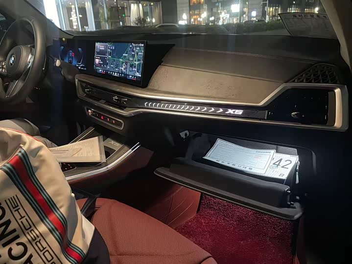 BMW X5 2025 2025款 xDrive 30Li 尊享型M运动曜夜套装