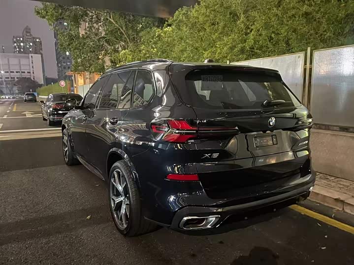 BMW X5 2025 2025款 xDrive 30Li 尊享型M运动曜夜套装