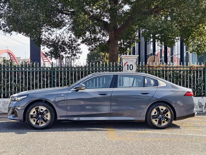 BMW i5 2024 2024款 eDrive 35L M运动套装