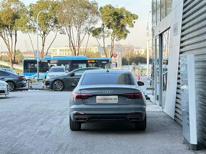Audi A4L 2025 2025款 200万辆悦享版 40 TFSI 豪华动感型