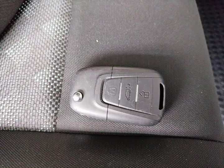 Maxus V80 2025 2025款 超值版傲运通 2.0T 手动长轴中顶127Ps 6/7/9座