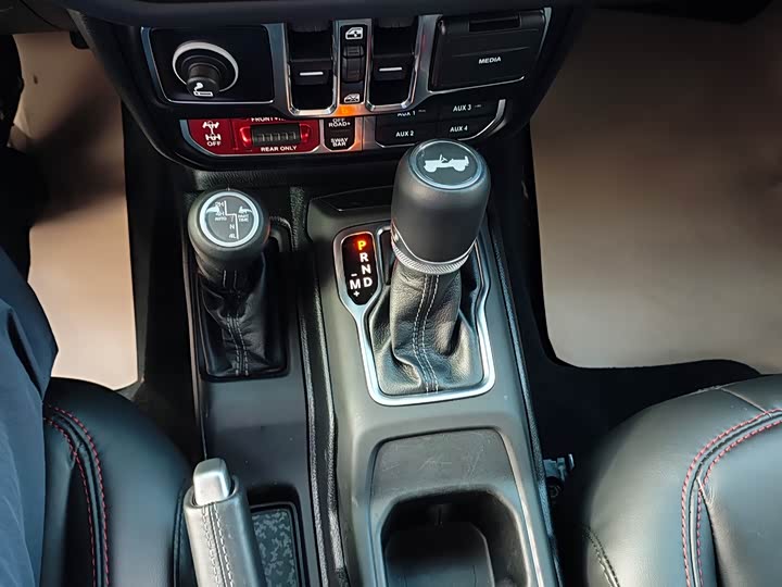 Jeep Wrangler 2024 2024款 2.0T 罗宾汉四门版