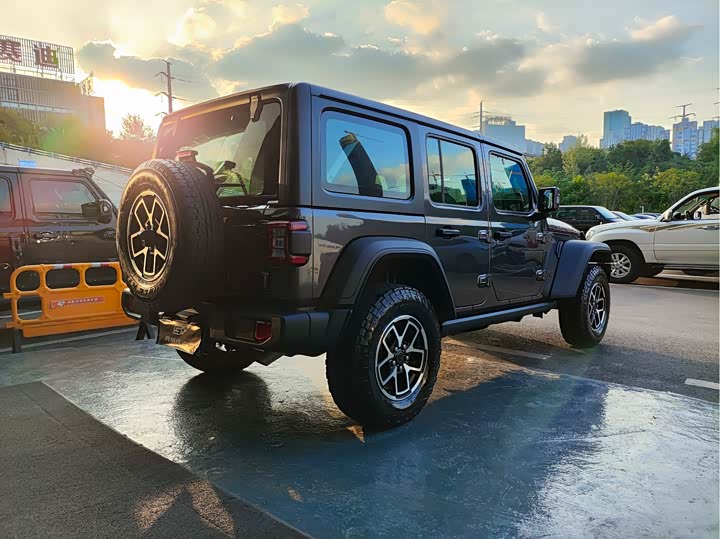 Jeep Wrangler 2024 2024款 2.0T 罗宾汉四门版