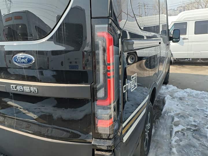 Ford Transit T8 2024 2024款 T8 2.3T柴油自动中轴中顶6座多功能版2/2/2