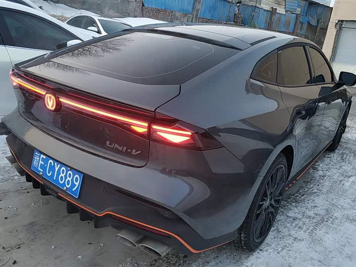 Changan UNI-V 2025 2025款 1.5T 500Bar尊贵运动型