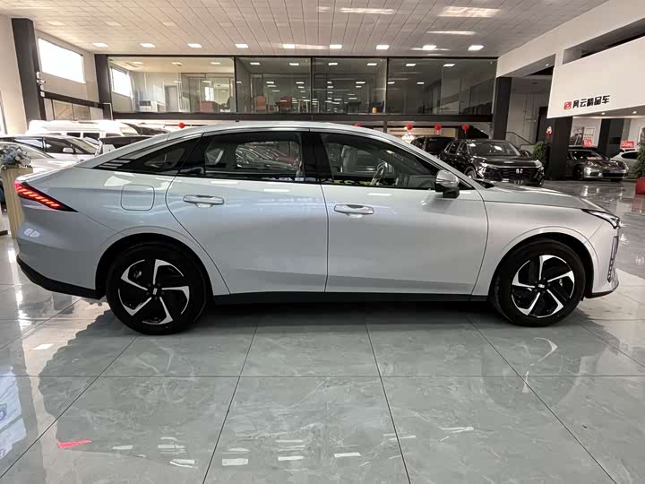 Geely Galaxy L6 2025 2025款 EM-i 140km 星舰版