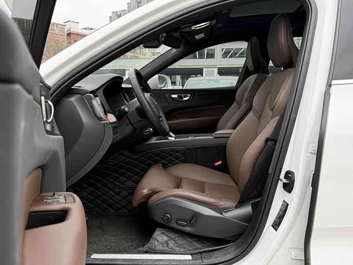 Volvo XC60 Hybrid 2025 2025款 插电式混动 长续航四驱智远豪华版