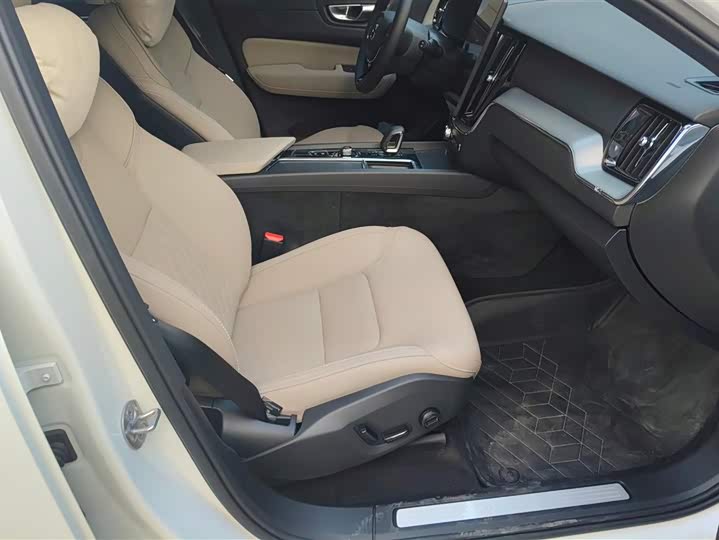 Volvo XC60 2026 2026款 B5 四驱智逸豪华版