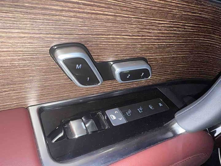 Land Rover Range Rover 2025 2025款 3.0 L6 400PS 创世加长版