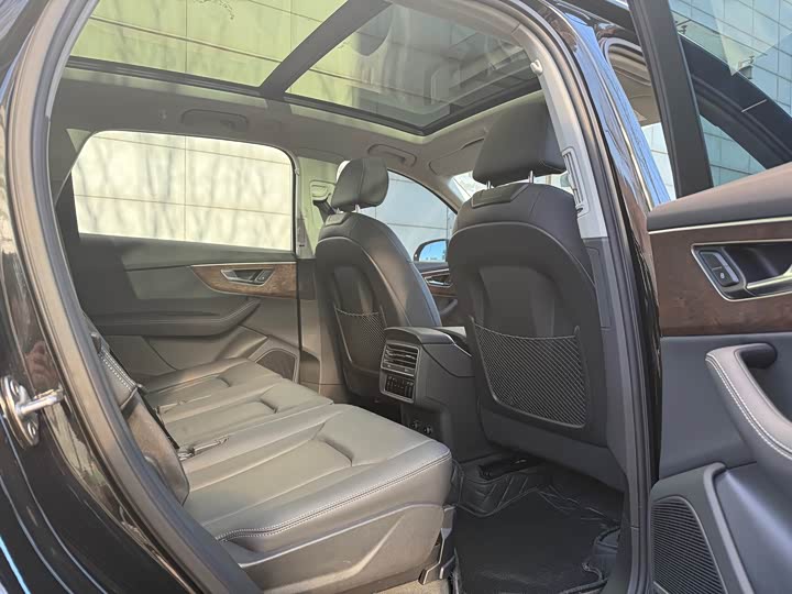 Audi Q7 2025 2025款 55 TFSI quattro S line冰雪运动版