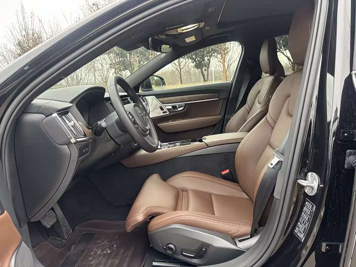 Volvo S90 Hybrid 2025 2025款 插电式混动 四驱长续航智雅豪华版