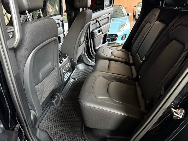 Land Rover Defender 2025 2025款 110 3.0T P400 暗黑特别版