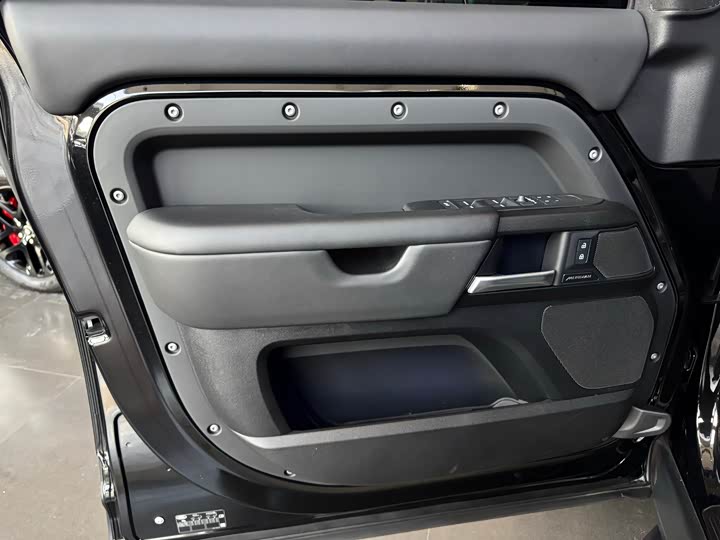 Land Rover Defender 2025 2025款 110 3.0T P400 暗黑特别版