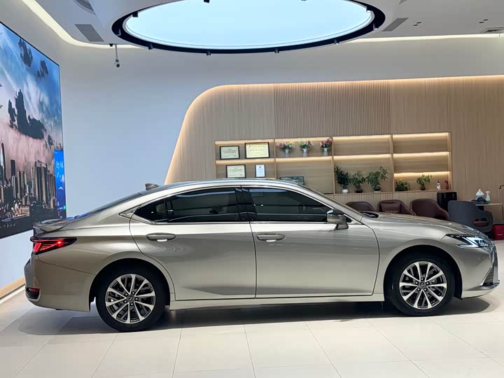 Lexus ES 2025 2025款 300h 臻享版