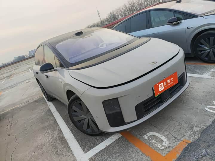 2025 LiXiang i8