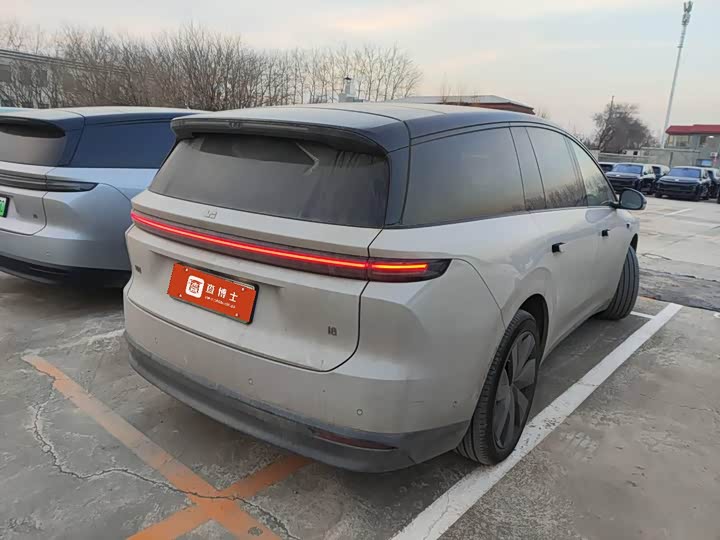 2025 LiXiang i8