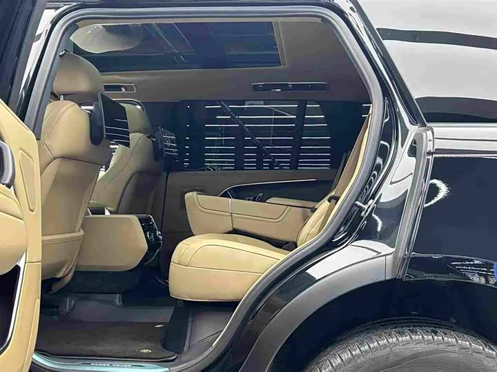 Land Rover Range Rover 2025 2025款 3.0 L6 400PS 创世加长版