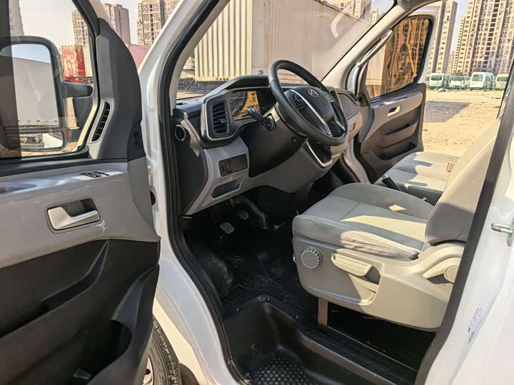 Maxus V80 2024 2024款 超值版城配王 6MT 长轴中顶147Ps 3座