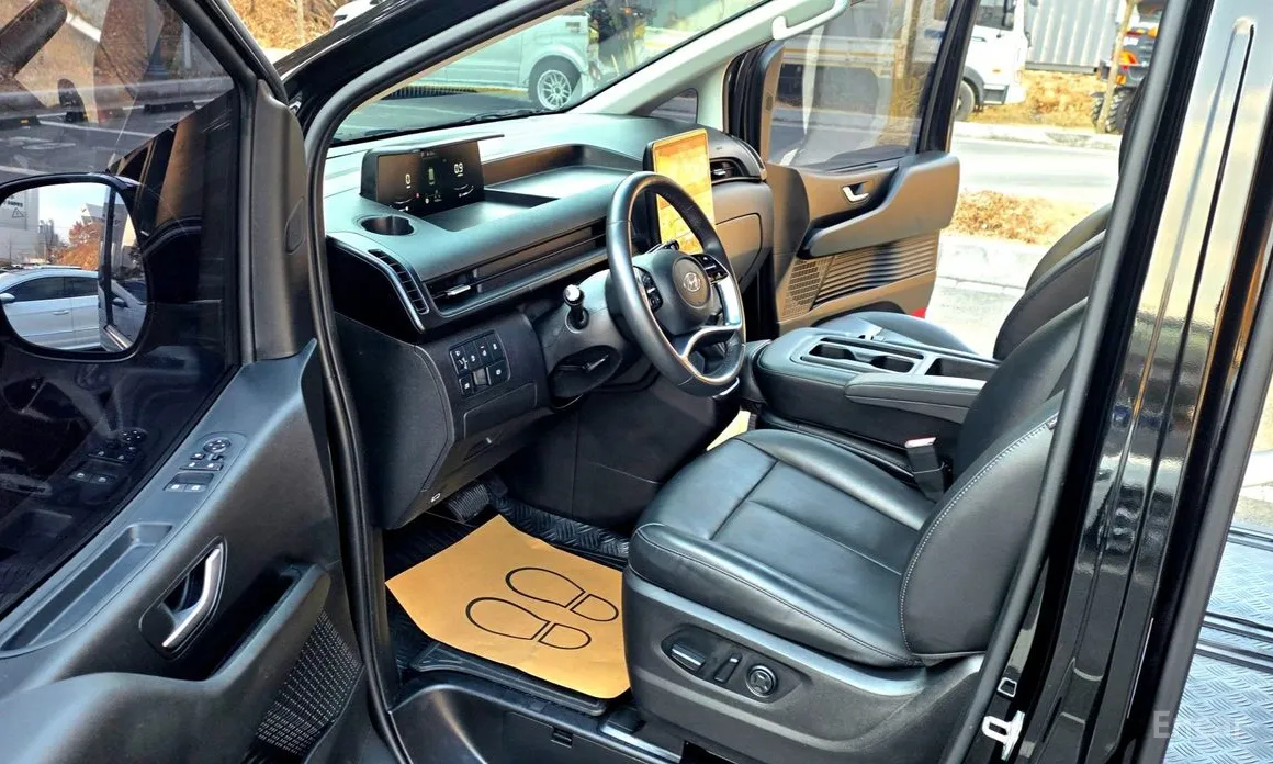 Hyundai Staria 2021 4WD Tourer 11-Seater