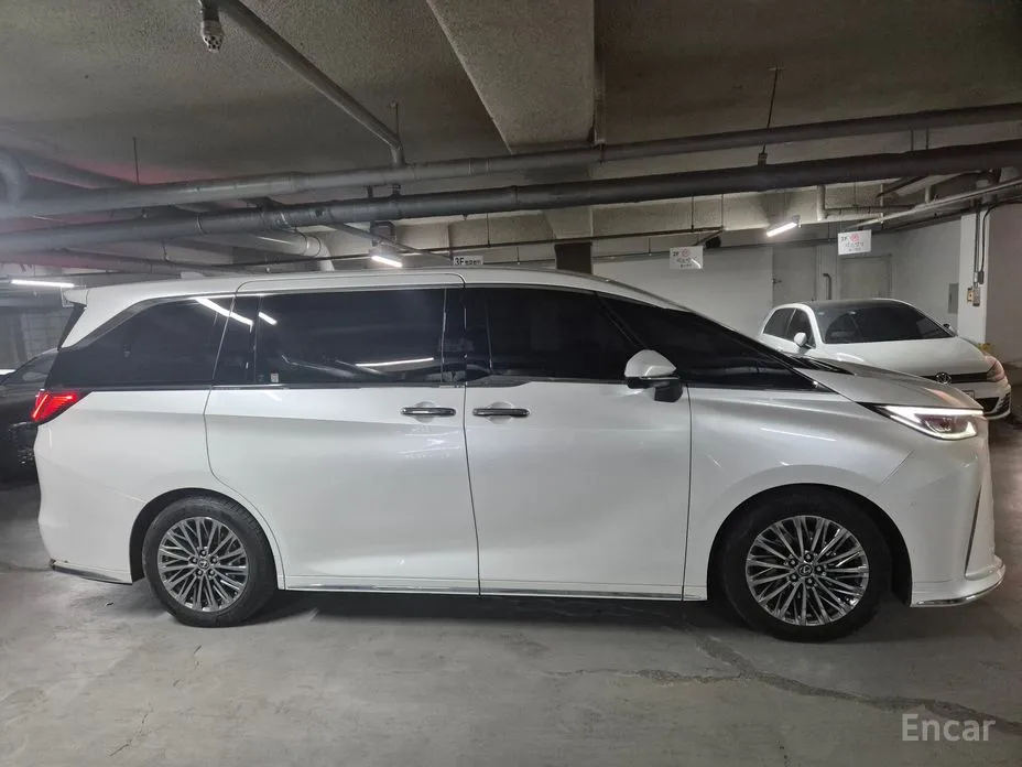 Lexus LM 2024 500h Royal