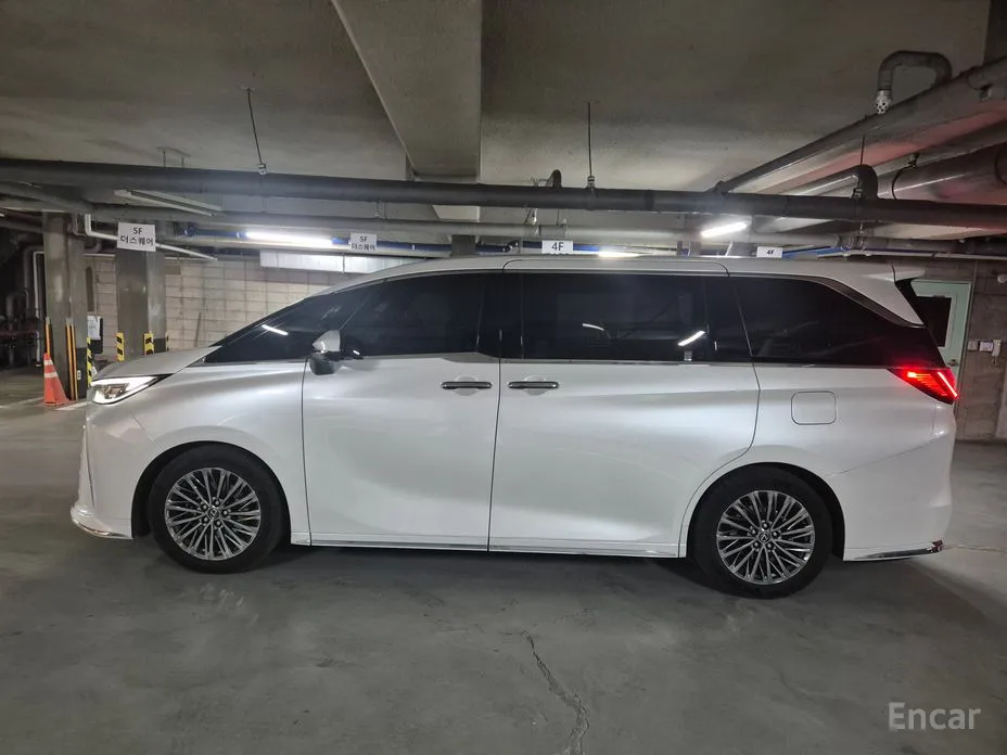 Lexus LM 2024 500h Royal