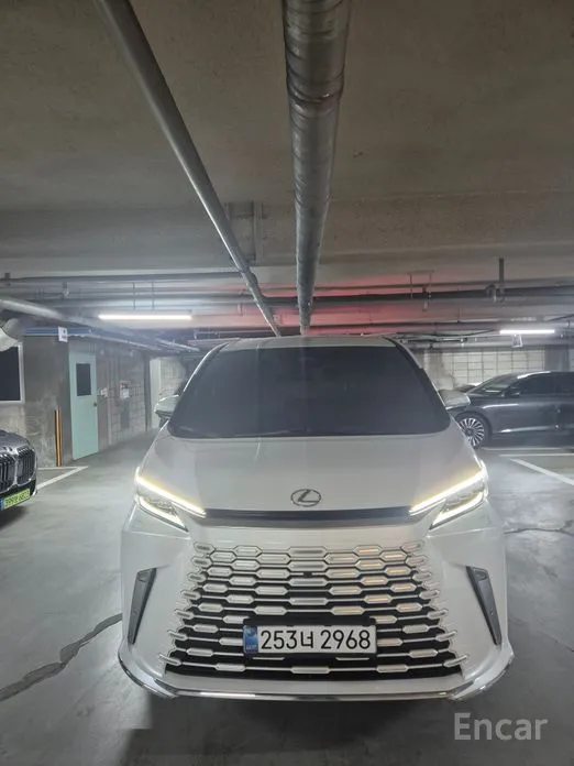 Lexus LM 2024 500h Royal