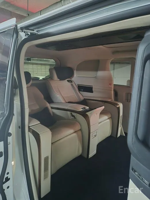 Lexus LM 2024 500h Royal