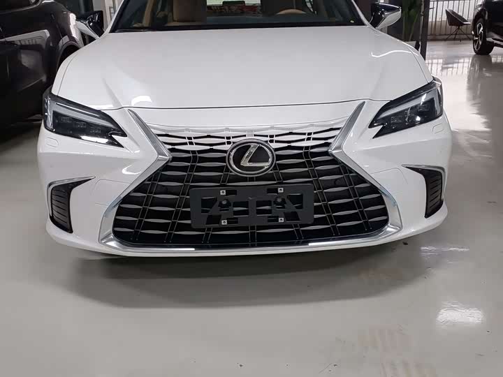 2025 Lexus ES