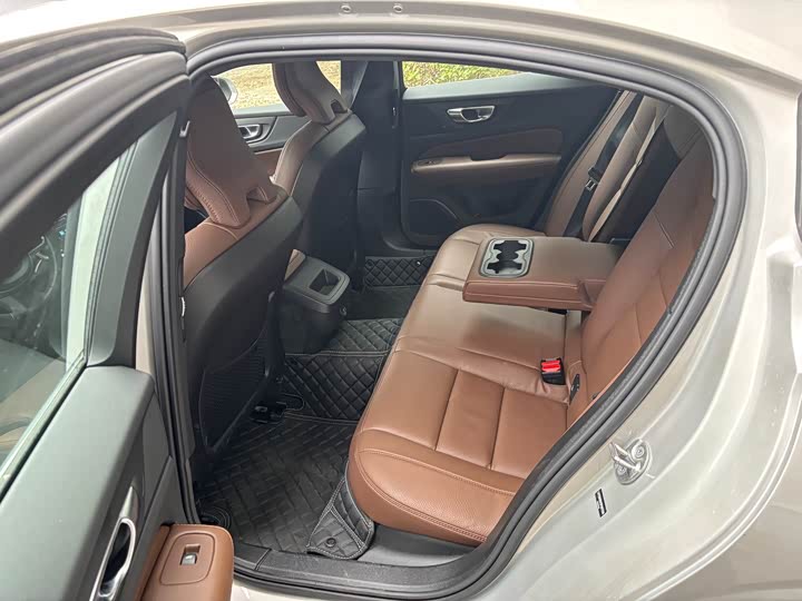Volvo S60 2025 2025款 B4 智远豪华版