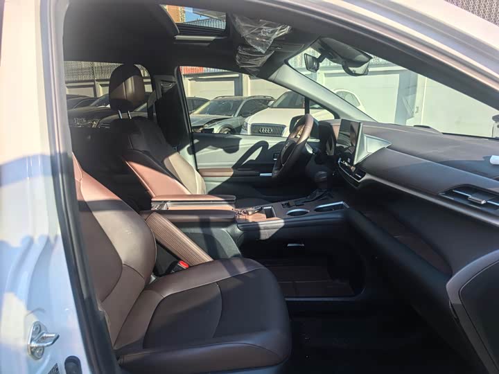 Toyota Granvia 2024 2024款 2.5L混动 尊贵PLUS四驱版