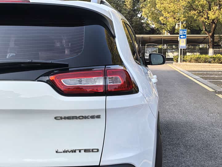 Jeep Cherokee 2020 2020款 2.0L 两驱经典运动版