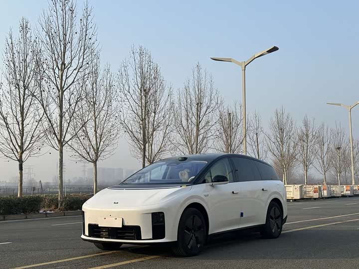 2025 LiXiang i8