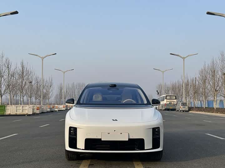2025 LiXiang i8