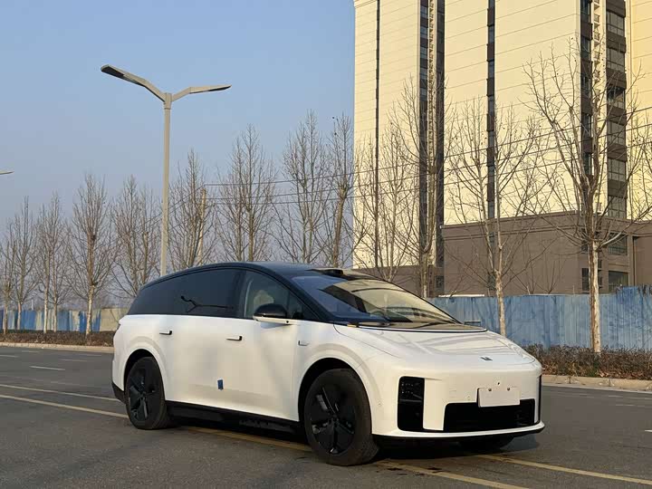 2025 LiXiang i8