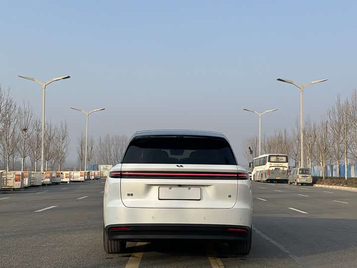 2025 LiXiang i8