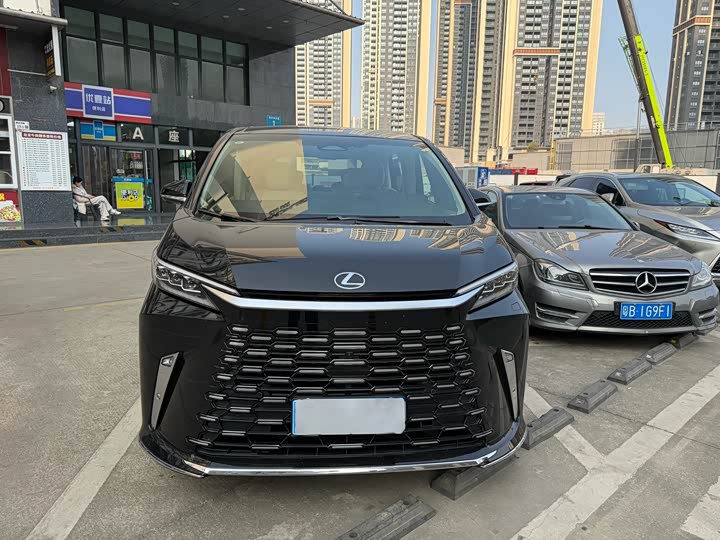 2025 Lexus LM