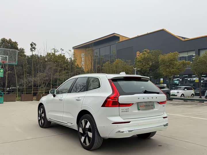 Volvo XC60 Hybrid 2025 2025款 插电式混动 长续航四驱智雅豪华版