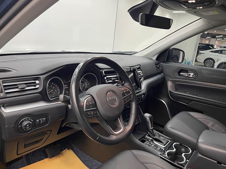 Jeep Grand Commander 2022 2022款 2.0T 两驱豪华版