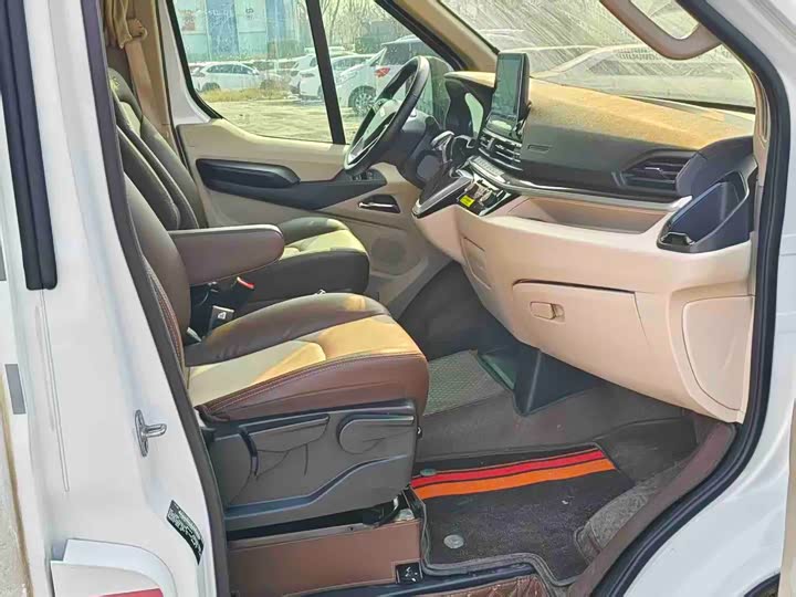 Maxus V90 RV 2021 2021款 2.0T生活家V90自行式C型房车豪华版大额头横床