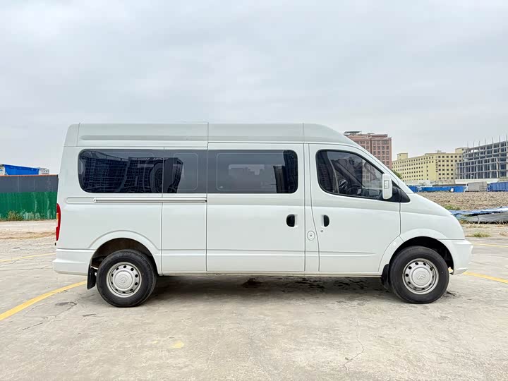 Maxus V80 2023 2023款 2.0T AMT经典傲运通动力版长轴中顶6/7/8/9座